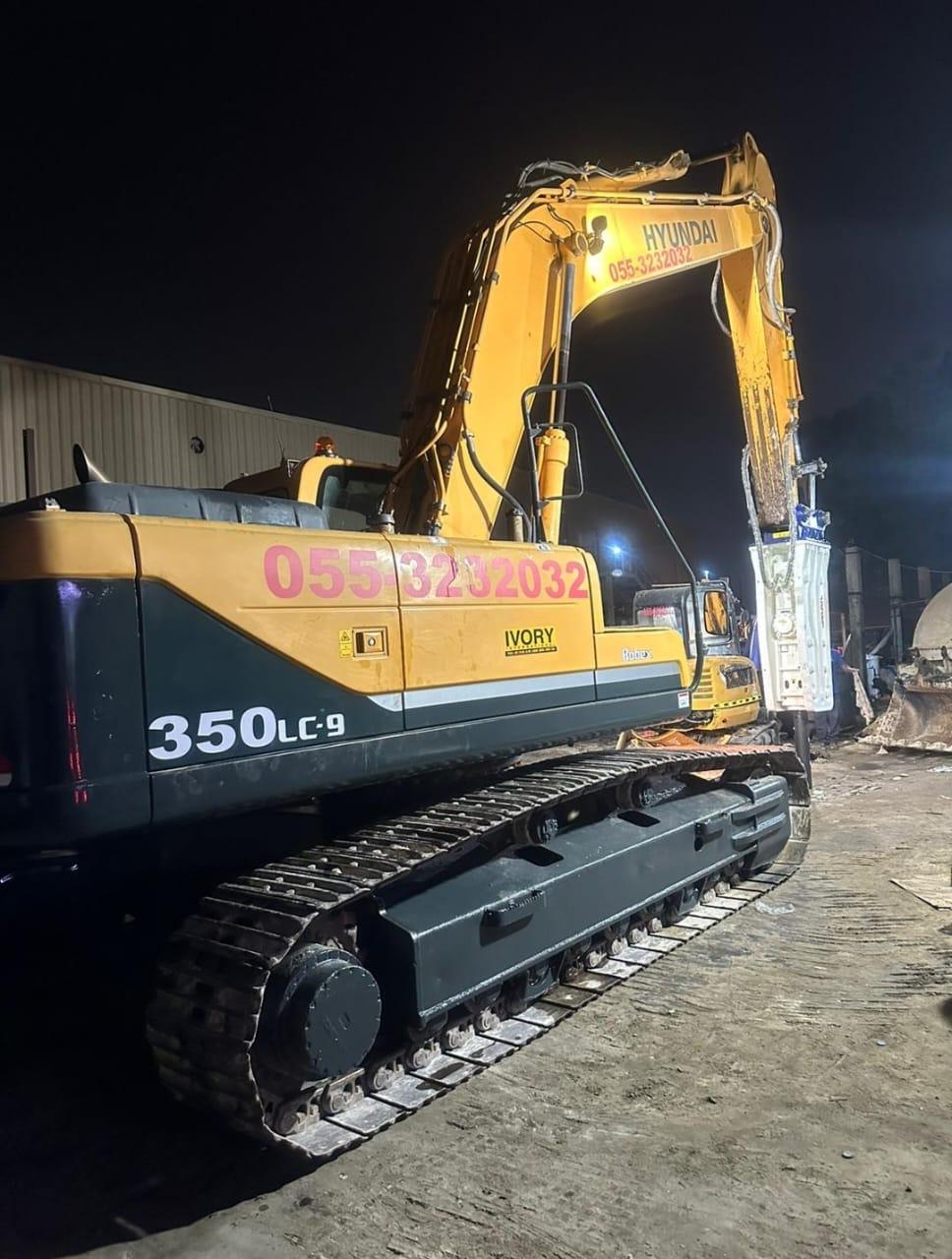 Ads Hyundai 350 LC 35 Ton Chain Excavator With Hammer