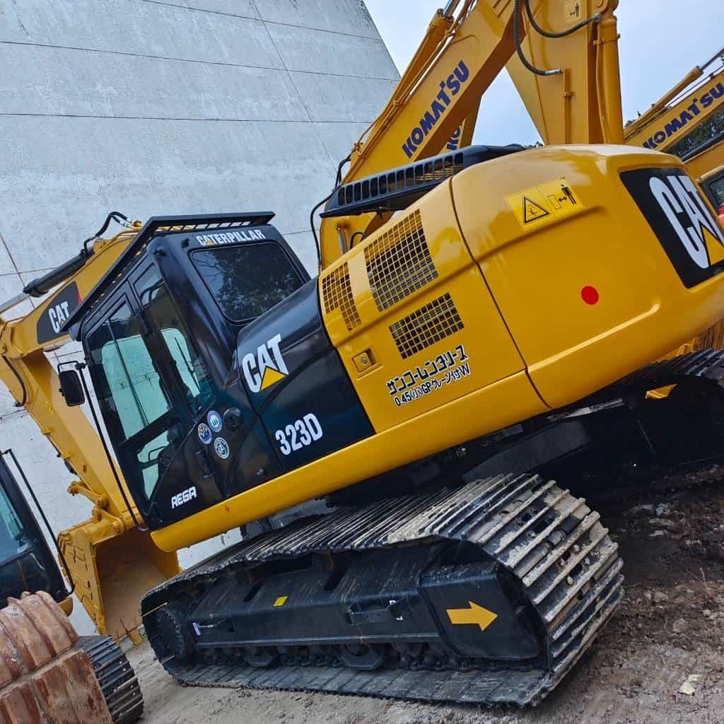 CAT 323 D